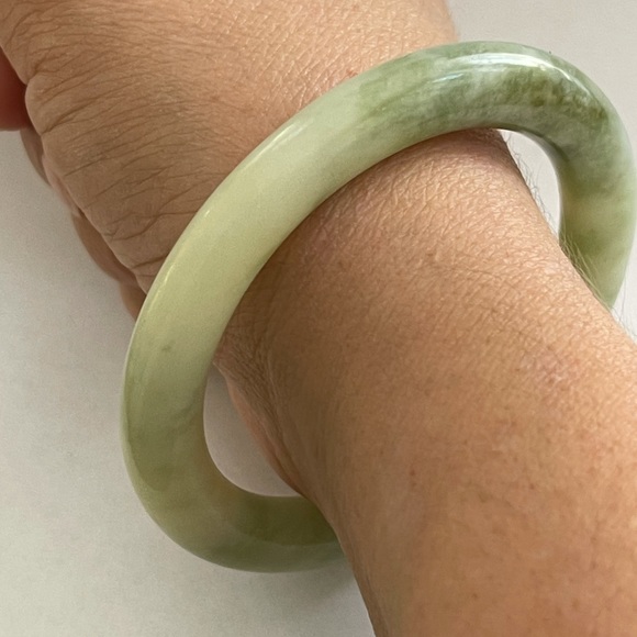 Green treated jade carved bangle bracelet - Picture 7 of 7